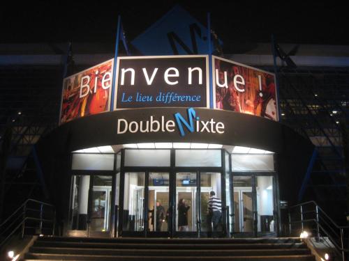 L'entrée du Double Mixte de nuit