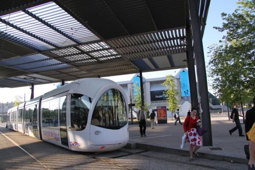 Arrêt de Tram devant le Double Mixte